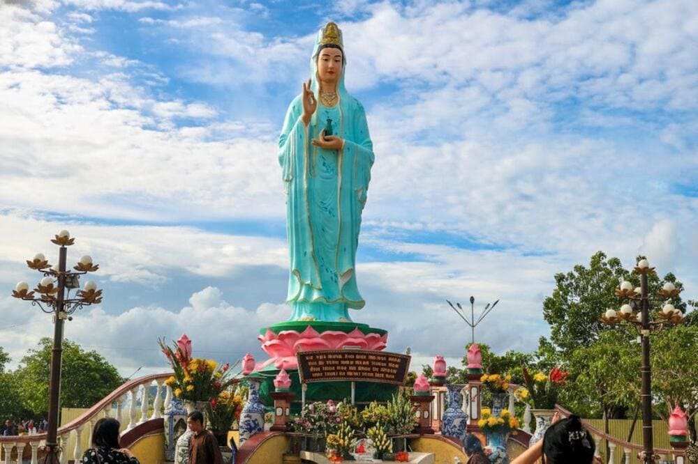 Du khách nên chuẩn bị lễ cúng trước khi đến chùa, nhất là vào các ngày lễ lớn để tránh chen lấn và giá cao